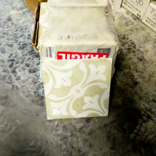 Azulejos hidráulicos con diseño floral