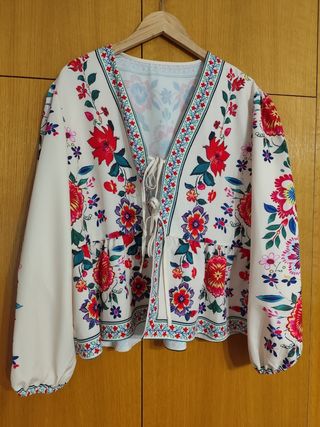Blusa floral escote pico lazo