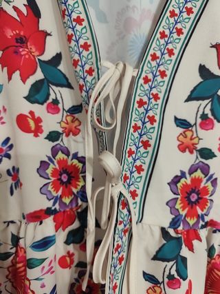 Blusa floral escote pico lazo