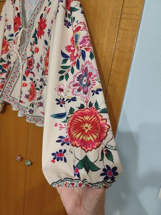 Blusa floral escote pico lazo