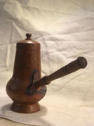 Chocolatera antigua de cobre martillado