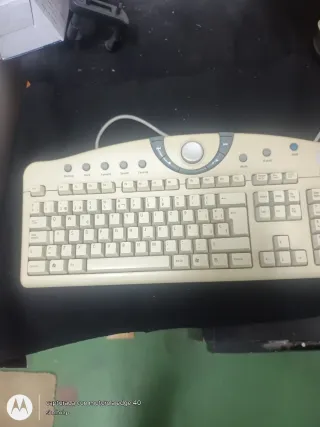 Teclado de ordenador antiguo beige/gris