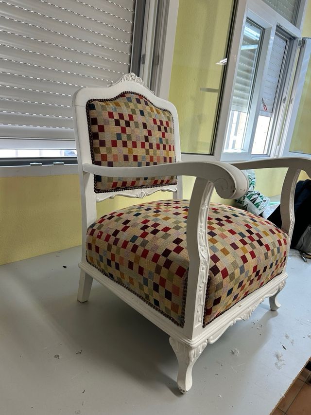 Mesita de noche y butaca descalzadora