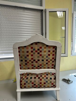 Mesita de noche y butaca descalzadora