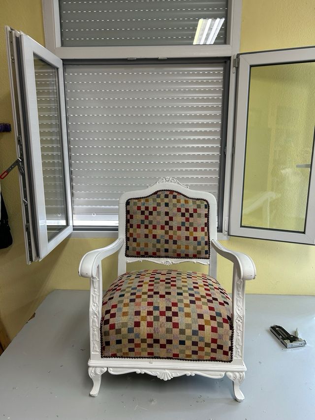 Mesita de noche y butaca descalzadora