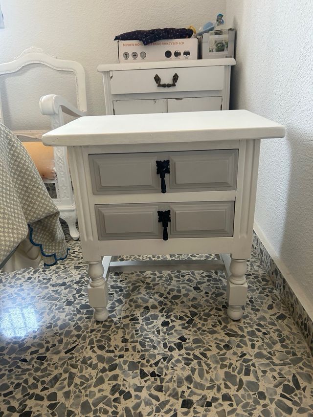 Mesita de noche y butaca descalzadora