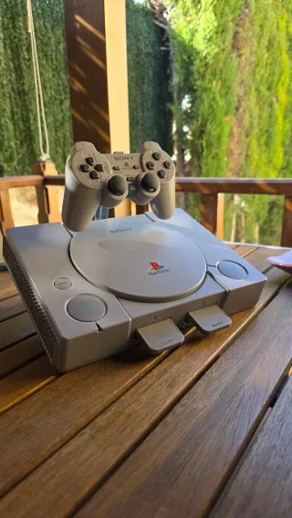 Soporte expositor PS1 consola + Mando