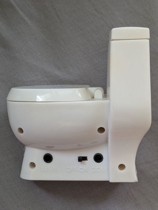 Altavoz con forma de W.C.