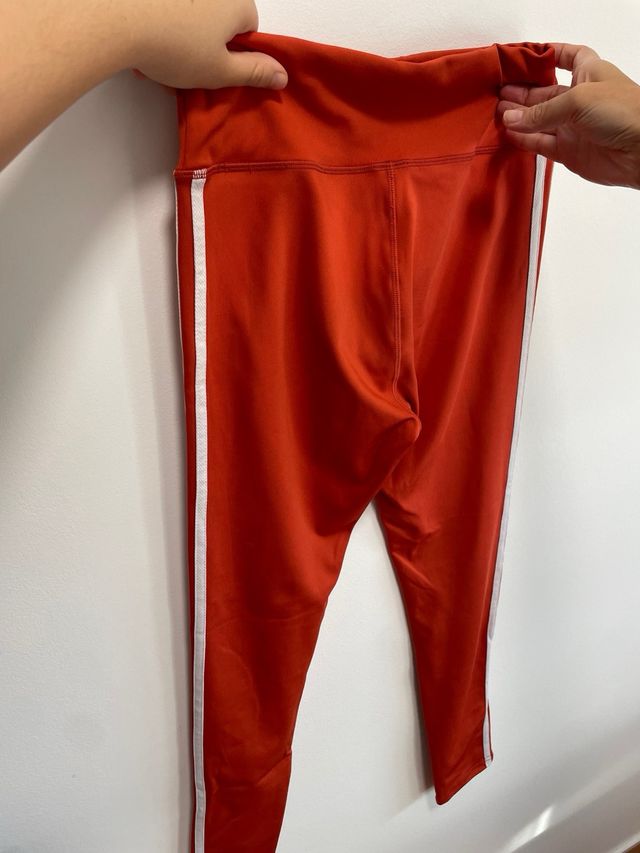 Mallas deportivas rojas con rayas blancas