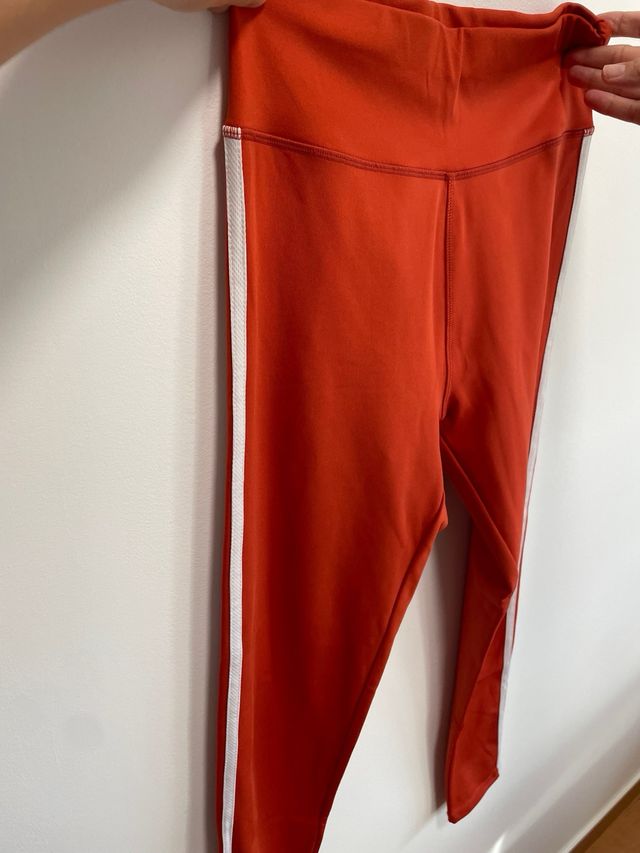 Mallas deportivas rojas con rayas blancas