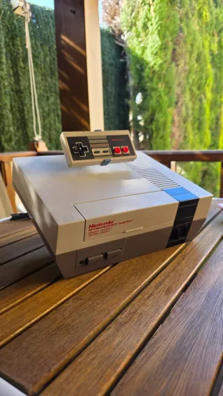 Soporte expositor Nintendo NES + Mando
