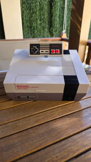 Soporte expositor Nintendo NES + Mando