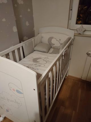Cuna bebé con diseño de nubes y estrellas