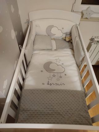 Cuna bebé con diseño de nubes y estrellas