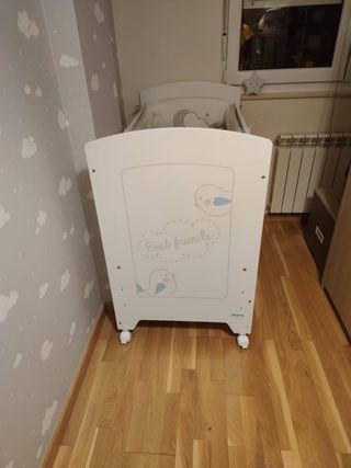 Cuna bebé con diseño de nubes y estrellas