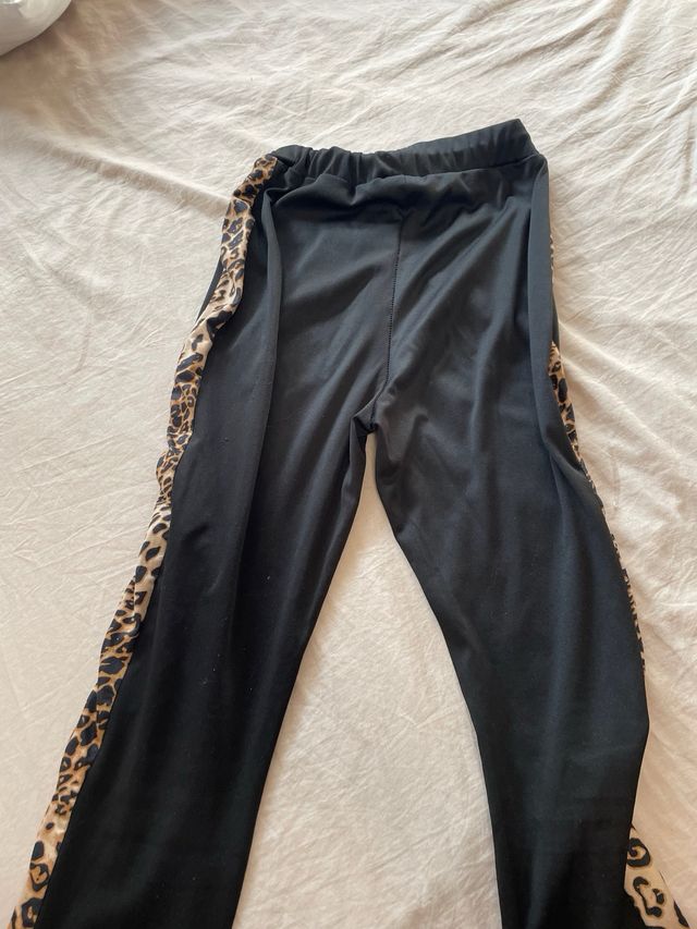 Pantalones negros con estampado de leopardo