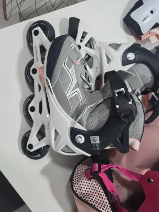 Patines en línea niña + protecciones y casco. 