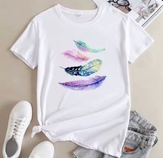 Camiseta blanca con estampado de plumas