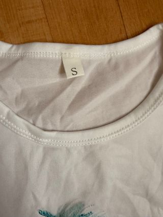Camiseta blanca con estampado de plumas