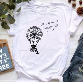 Camiseta blanca con estampado de diente de león