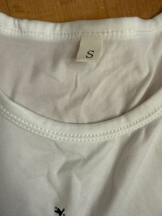 Camiseta blanca con estampado de diente de león