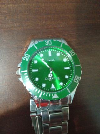 Reloj con esfera verde y pulsera plateada
