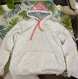 Sudadera gris con capucha y cordones rosas