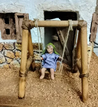 Figura Belén: Niño en columpio