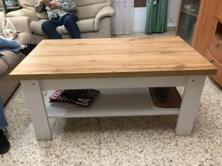 Mesa de centro color madera veteada y blanco