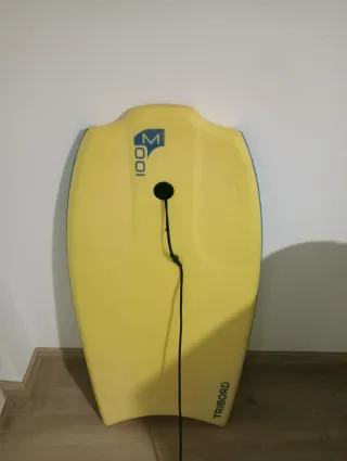 2 tavole da bodyboard gialle e una tavola Tribord blu