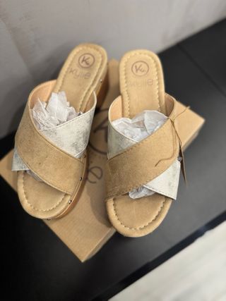 Zuecos Kylie Beige y Plateados