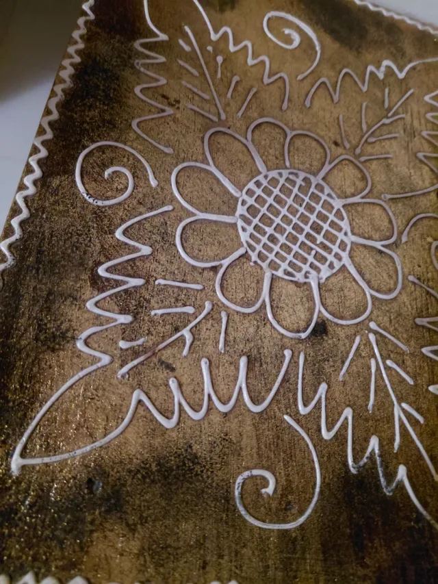 Mueble de madera con diseño floral