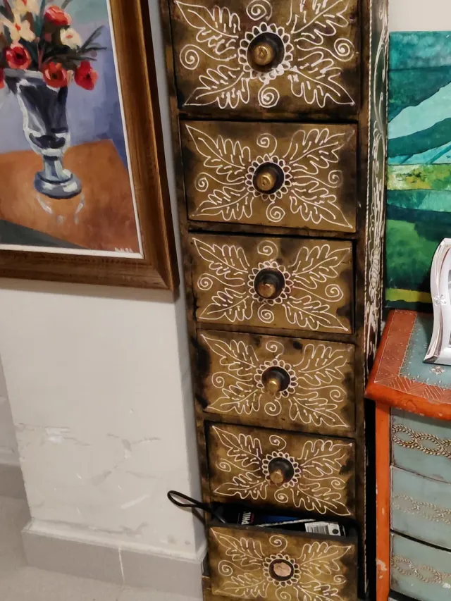 Mueble de madera con diseño floral
