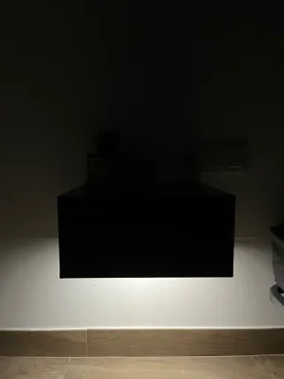 Mesita flotante negra de madera