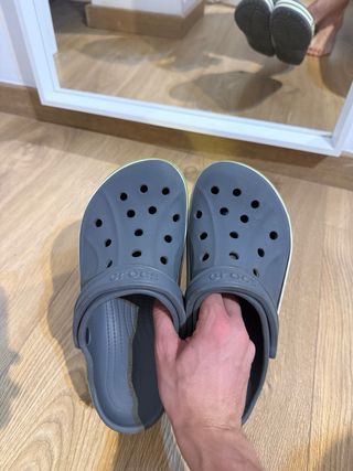 Crocs grises con detalles verdes