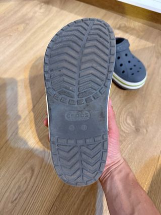 Crocs grises con detalles verdes