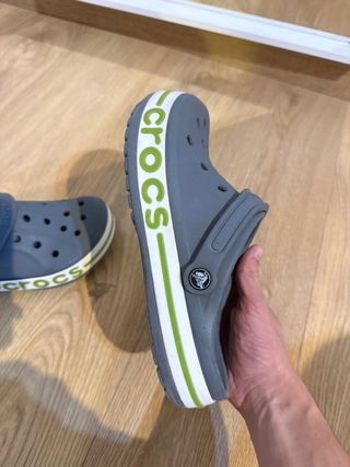 Crocs grises con detalles verdes
