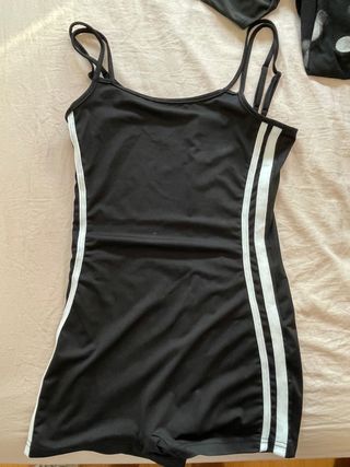 Mono deportivo negro con rayas blancas