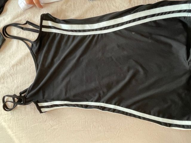 Mono deportivo negro con rayas blancas