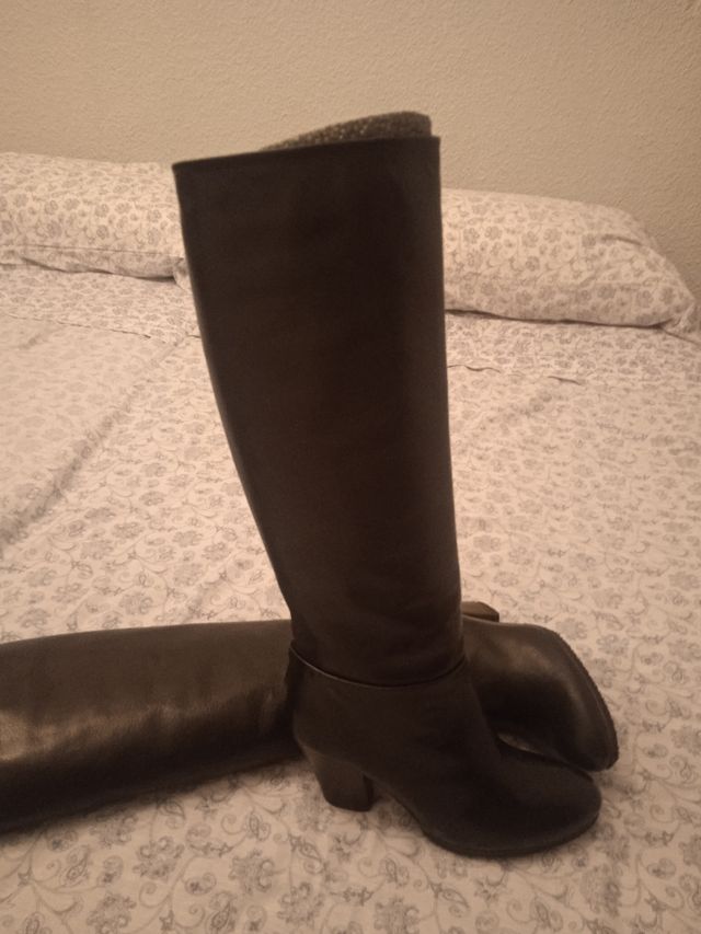 Bota piel alta con tacón y  negra