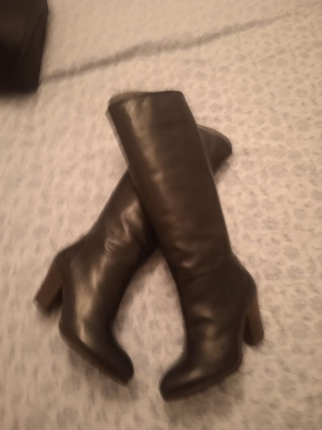 Bota piel alta con tacón y  negra