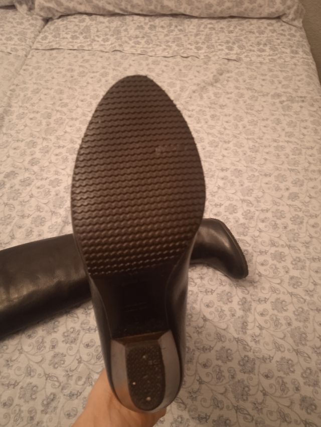 Bota piel alta con tacón y  negra