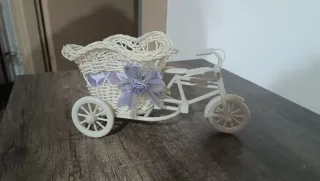 Bicicletta porta vasi in vimini bianco
