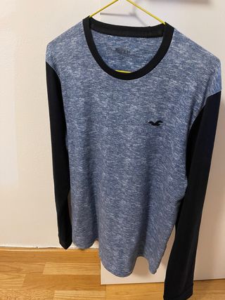 Camiseta Hollister manga larga azul y negra