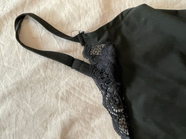 Top corto tirantes encaje negro