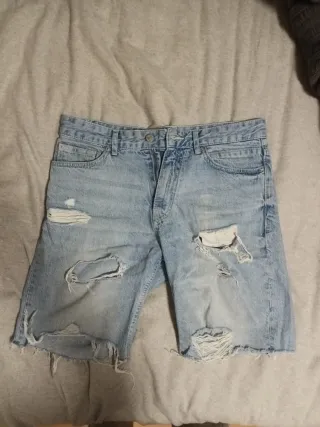 Pantalones vaqueros cortos rotos