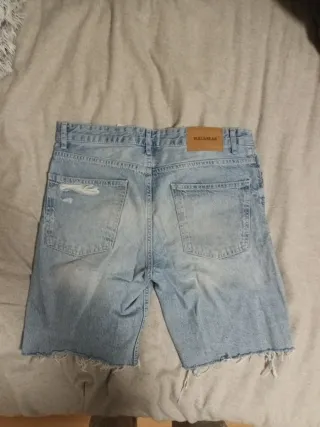 Pantalones vaqueros cortos rotos