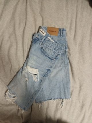Pantalones vaqueros cortos rotos
