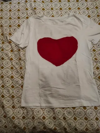 Camiseta blanca con corazón rojo