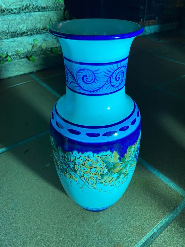 Jarrón de cerámica azul y verde